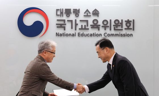 차정인 위원장, 인문사회 특별위원회 위촉장 수여