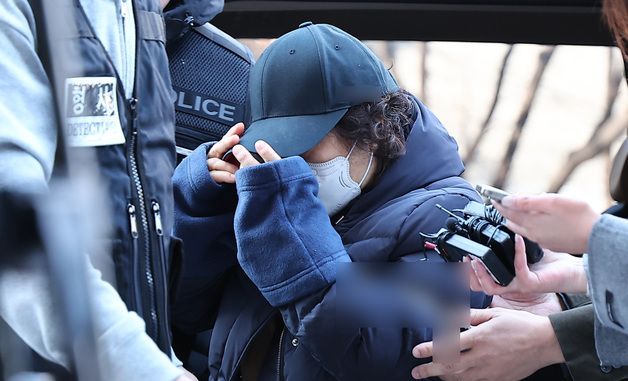 '부부싸움 중 남편 살해' 60대, 영장실질심사 출석