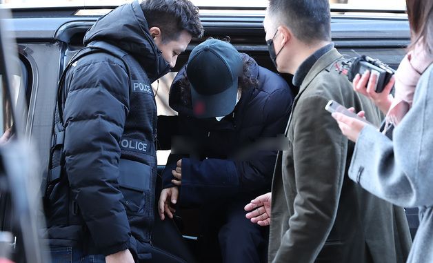 부부싸움 끝에 남편 살해한 60대 여성, 영장심사 출석