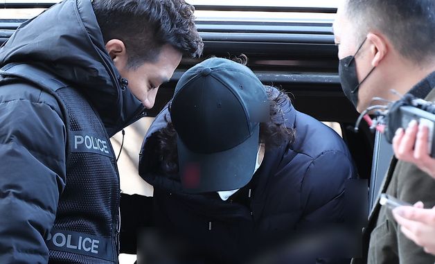 부부싸움 끝에 남편 살해한 60대 여성, 영장심사 출석