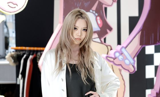 올데이프로젝트 베일리, 강렬한 눈빛