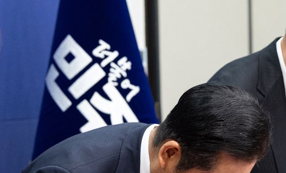 인사하는 정청래 대표