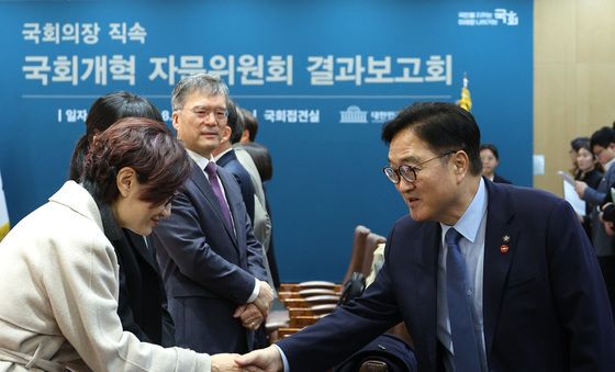 인사나누는 우원식 의장