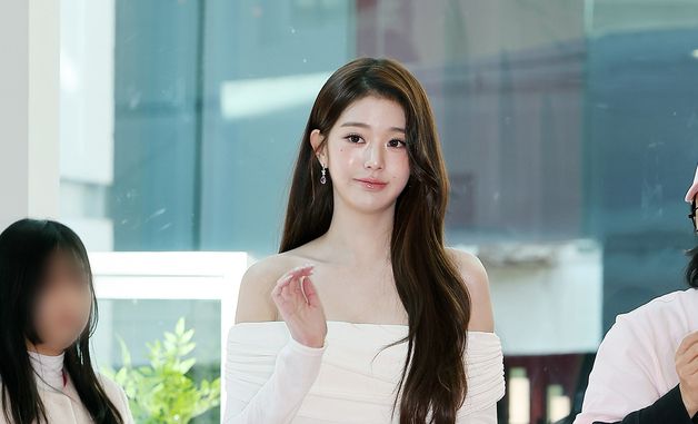 아이브 장원영, 걸어오는 바비인형