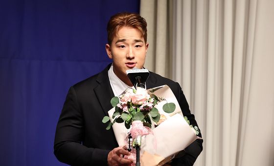 신인상 수상 소감 밝히는 안현민