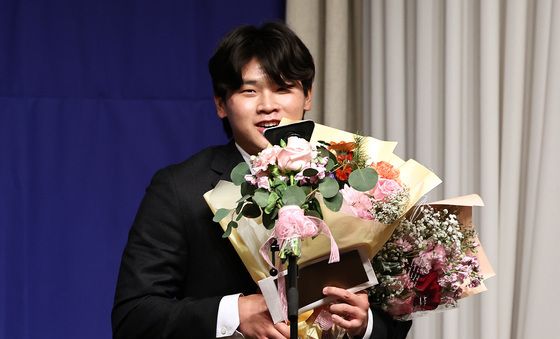 수상소감 밝히는 박찬형