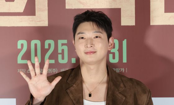 손 인사 하는 배우 정진운