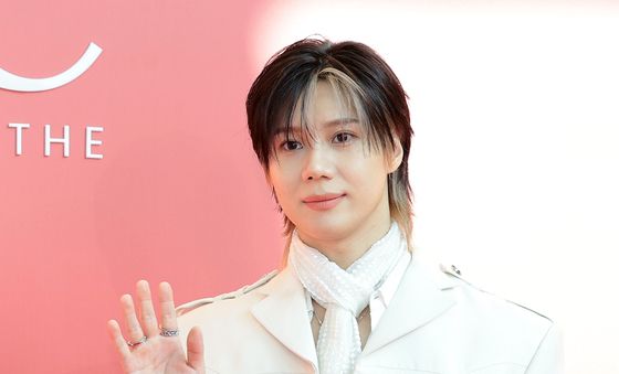 태민, 근사한 손 인사