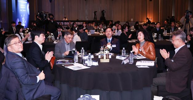 박수치는 구윤철 부총리