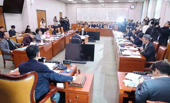 법안심사소위 주재하는 김용민