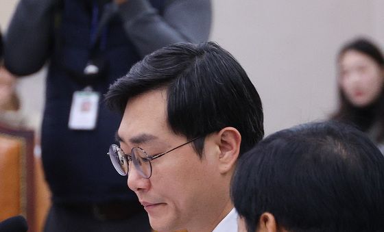 법안심사소위 참석하는 장경태