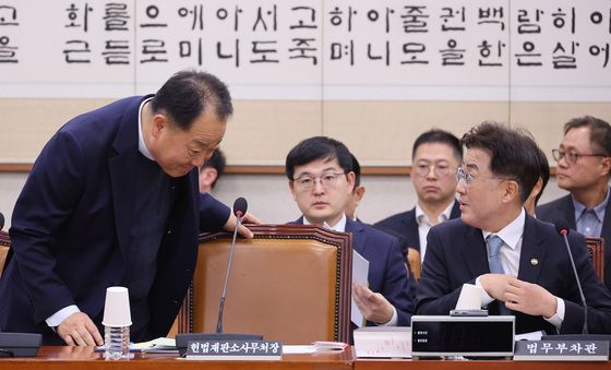 인사하는 손인혁·이진수