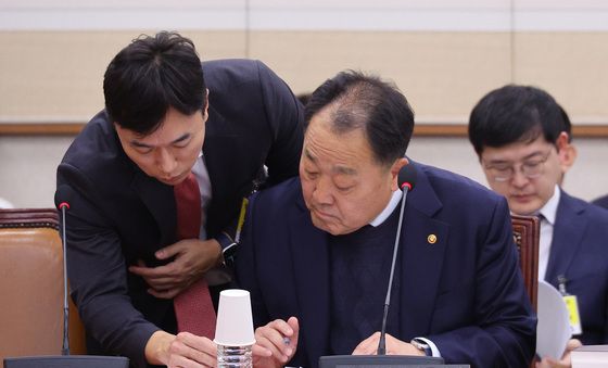 대화하는 손인혁 사무처장