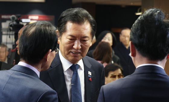 참석자들과 대화하는 정청래 대표