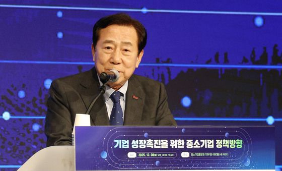 중소기업 정책 심포지엄 환영사 하는 김기문 중기중앙회장