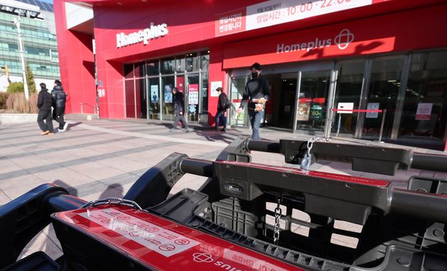 주인 못 찾은 홈플러스, 삼양식품·아모레 납품 중단