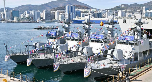 신형 고속정 참수리 231·232·233·235 통합진수식 거행