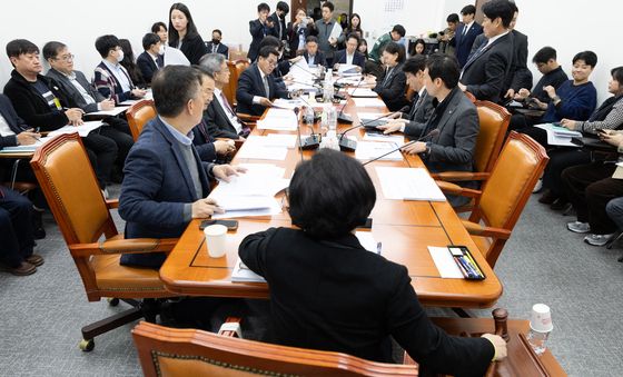 허위조작정보 유포 최대 5배 배상 법안 논의