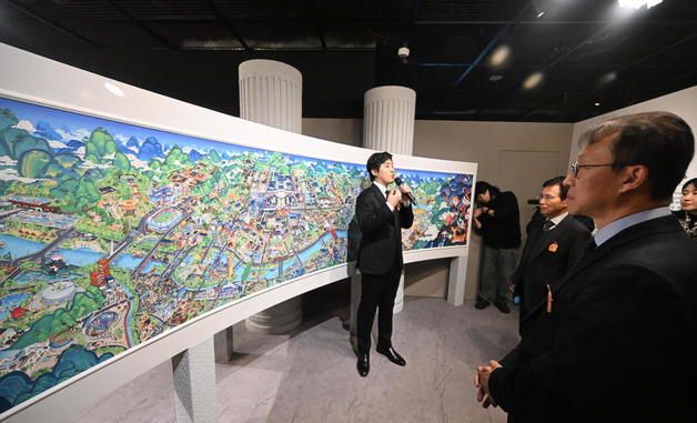 쿠키런 상상화 설명 듣는 최보근 차장