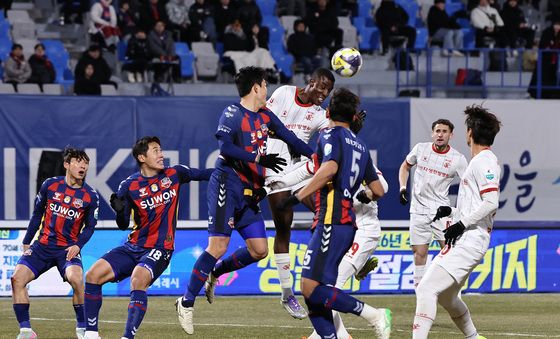 수원과 부천 '승격이 강등이냐'