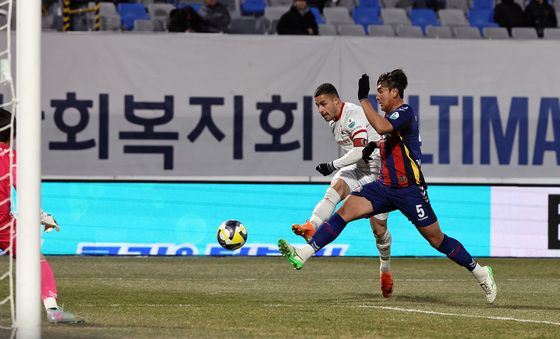 부천FC 바사니, 수원 침묵시키는 선제골