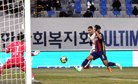 선제골 넣는 부천 바사니