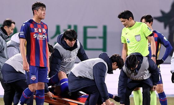 들것에 실려가는 김태한