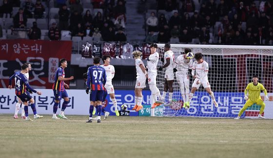 부천 수비벽에 막히는 윌리안의 프리킥