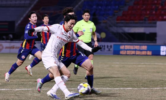 슛하는 부천FC 김규민