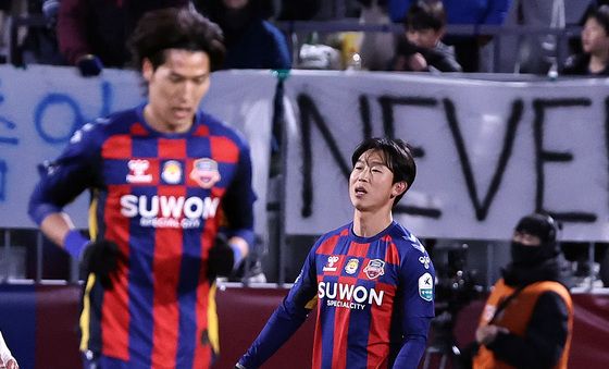 아쉬워하는 윤빛가람