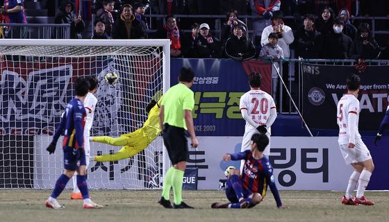 만회골 넣는 수원FC 최치웅