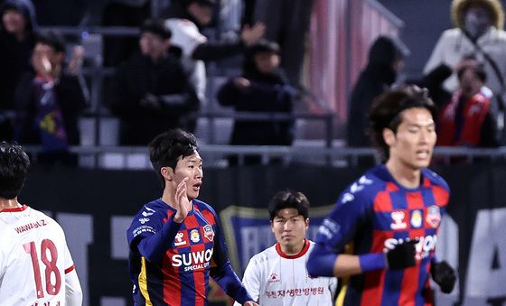 수원FC 최치웅, 한점 추격