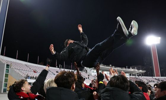 헹가래 받는 이영민 부천FC 감독