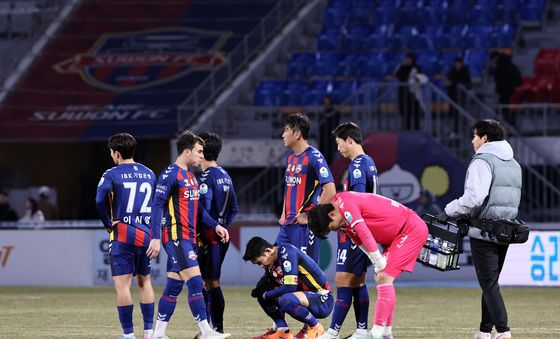 아쉬워하는 수원FC