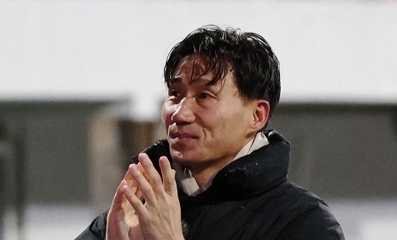 감사 인사하는 이영민 감독