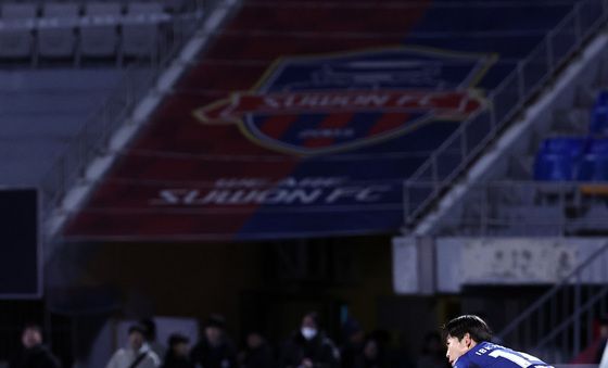 아쉬워하는 이용·윤빛가람