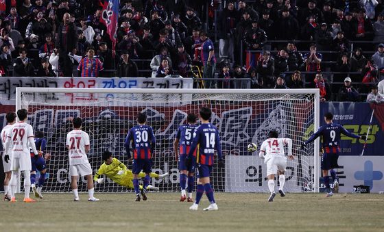 페널티킥 넣는 싸박