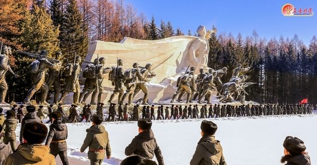 북한, 삼지연대기념비 조명…"백두의 행군길 꿋꿋이"