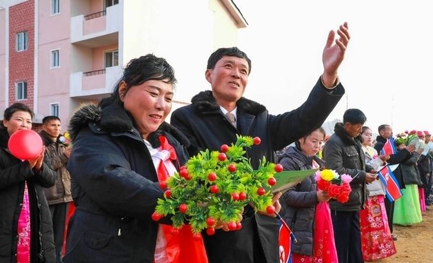 北 희천시 송지농장 새 주택 입주 모임 진행