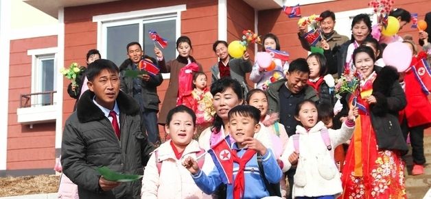 북한 희천시 '새집들이' 진행…"집집마다 웃음소리"