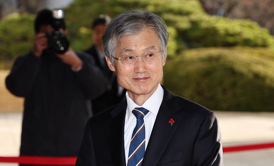 조희대 대법원장, 출근길 취재진 질문 경청