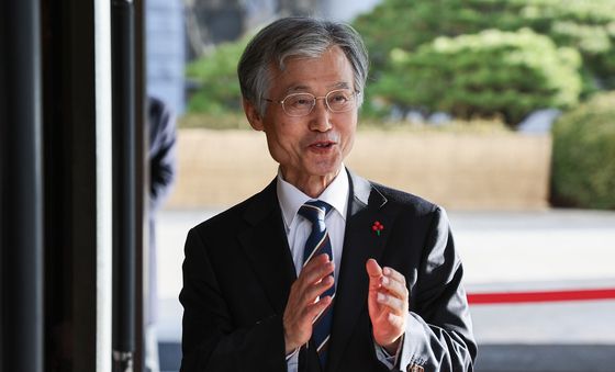 취재진 질문에 답하는 조희대 대법원장