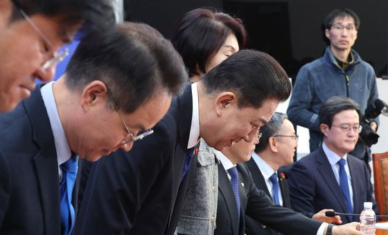 인사하는 김병기 원내대표