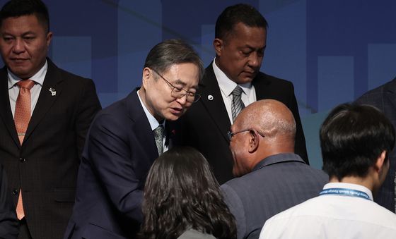 태평양도서국 외교장관들과 악수하는 조현 외교장관