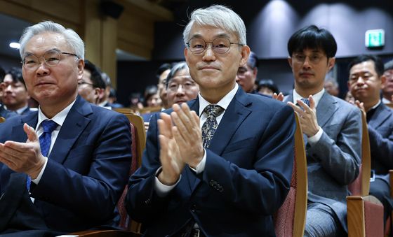 손뼉치는 천대엽 법원행정처장