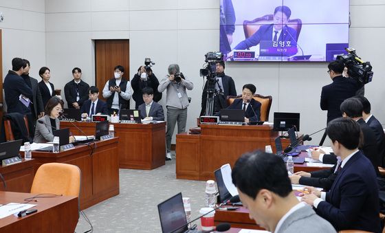 안건 통과시키는 김영호 위원장