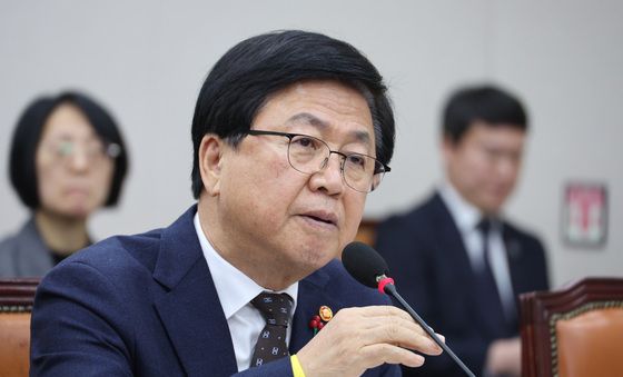 답변하는 최교진 장관