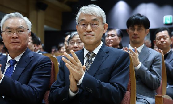 손뼉치는 천대엽 법원행정처장