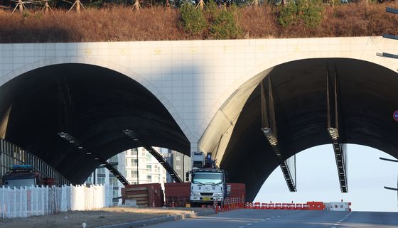 동탄숲 생태터널 균열로 인해 양뱡향 전면 통제 중