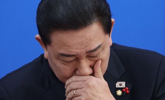 생각 잠긴 김병기